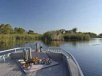 Nxabega Okavango Tented Camp: Drinks auf dem Boot