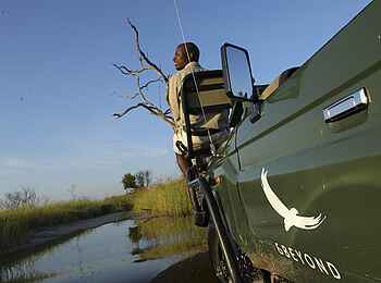 Nxabega Okavango Tented Camp: Guide auf dem Geländewagen