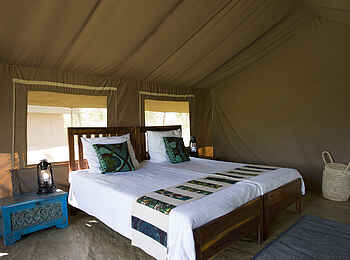 Ronjo Camp: Gästebett mit Beistelltisch