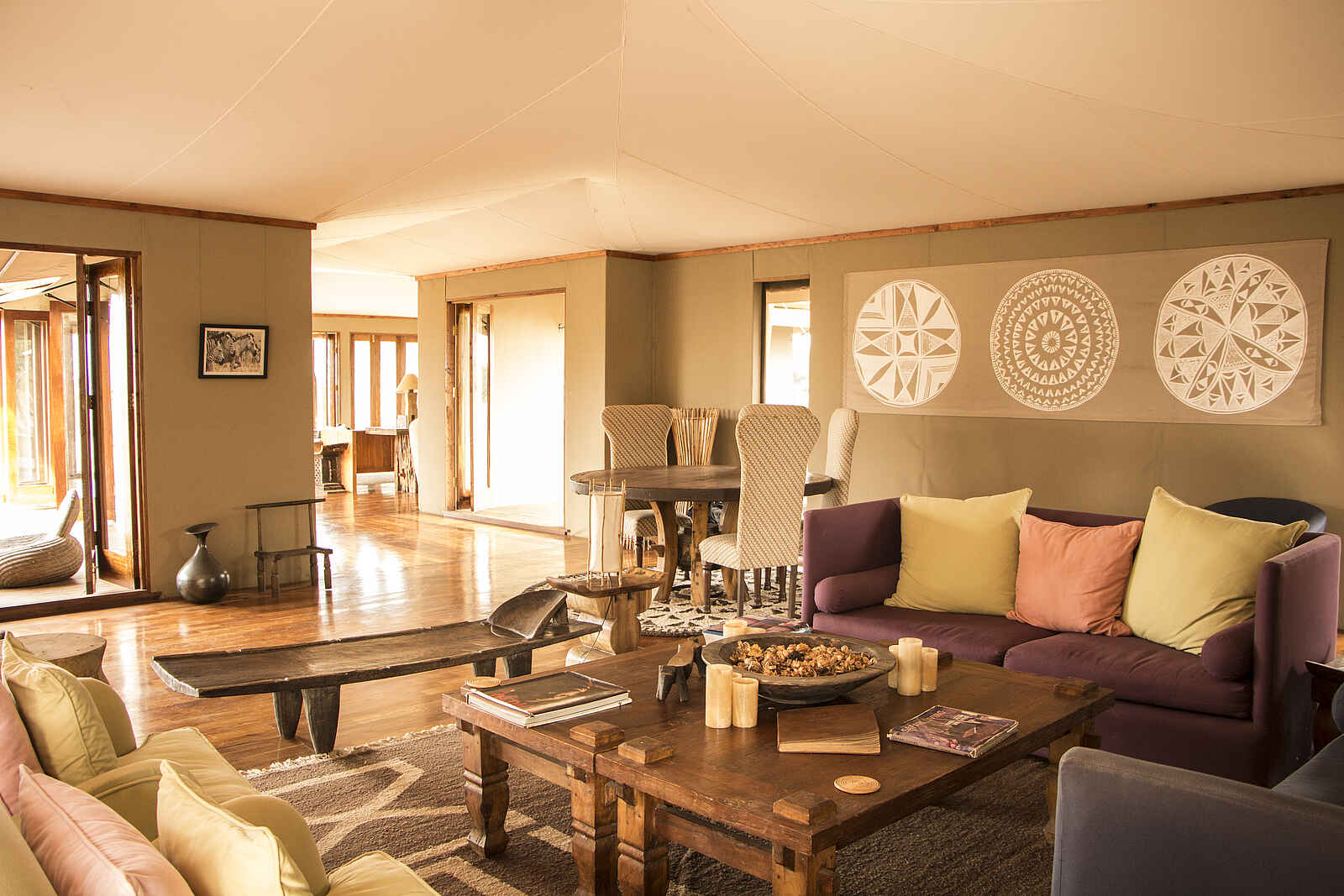 Sayari Camp: Blick durch die Lounge Sayari Camp: Blick durch die Lounge