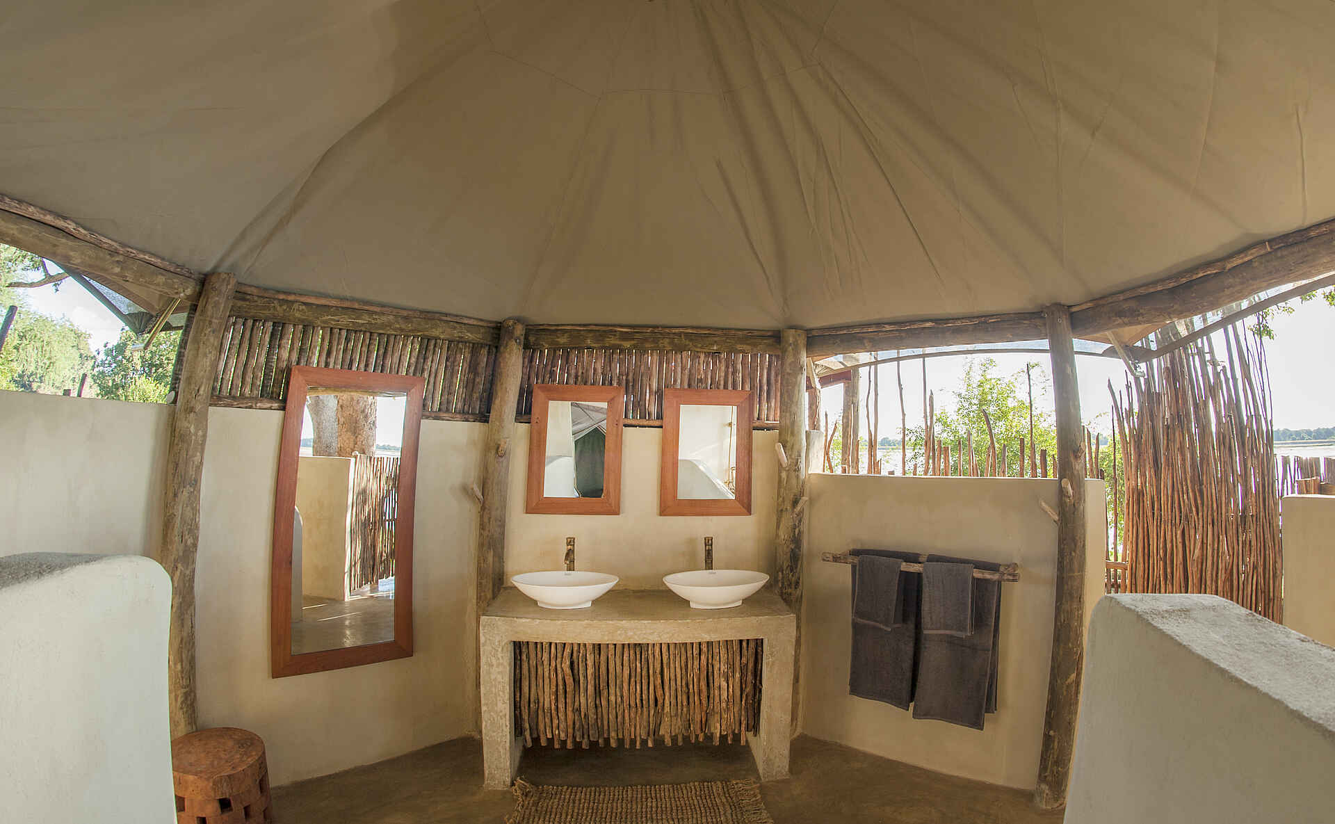 Kafunta Safaris, Kapamba River, Luangwa River, Lusangazi River, Sambia, South Luangwa, Three Rivers Camp, Doppelwaschtisch, En-suite Bad, Gästeunterkunft, Gästezelt, Spiegel, Afrikarma, Afrikarma Safaris, Afrikarma Safaris – Wildnis. Hautnah., afrikarma.de, South Luangwa National Park