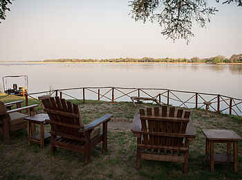 Tsika Island Canoeing Camp: Feuerplatz mit Blick auf den Sambesi Tsika Island Canoeing Camp: Feuerplatz mit Blick auf den Sambesi