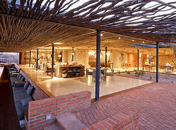 Anderssons At Ongava: Zentralbereich mit Sunken Obersavation Bench Anderssons At Ongava: Zentralbereich mit Sunken Obersavation Bench