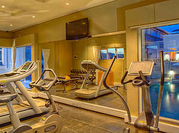 Eka Hotel: Fitnessraum mit angrenzendem Pool