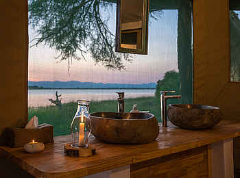 Kuthengo Camp: Doppelwaschtisch Kuthengo Camp: Doppelwaschtisch