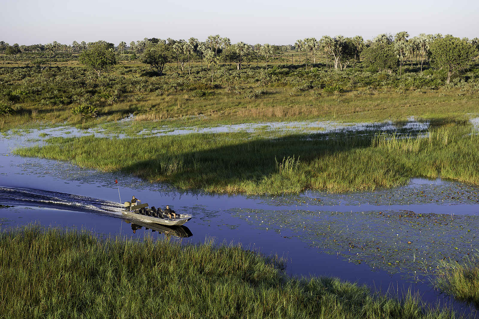 Kwetsani Camp: Schnellboot durch die Deltakanäle Kwetsani Camp: Schnellboot durch die Deltakanäle