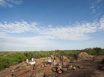 Legendary Mwiba Lodge: Frühstück auf einem Kopje Legendary Mwiba Lodge: Frühstück auf einem Kopje