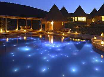 Mara Bushtops: Pool am Abend