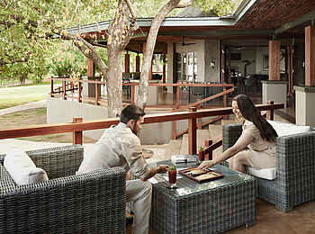 Sanctuary Chobe Chilwero: Außendeck im Hauptbereich Sanctuary Chobe Chilwero: Außendeck im Hauptbereich