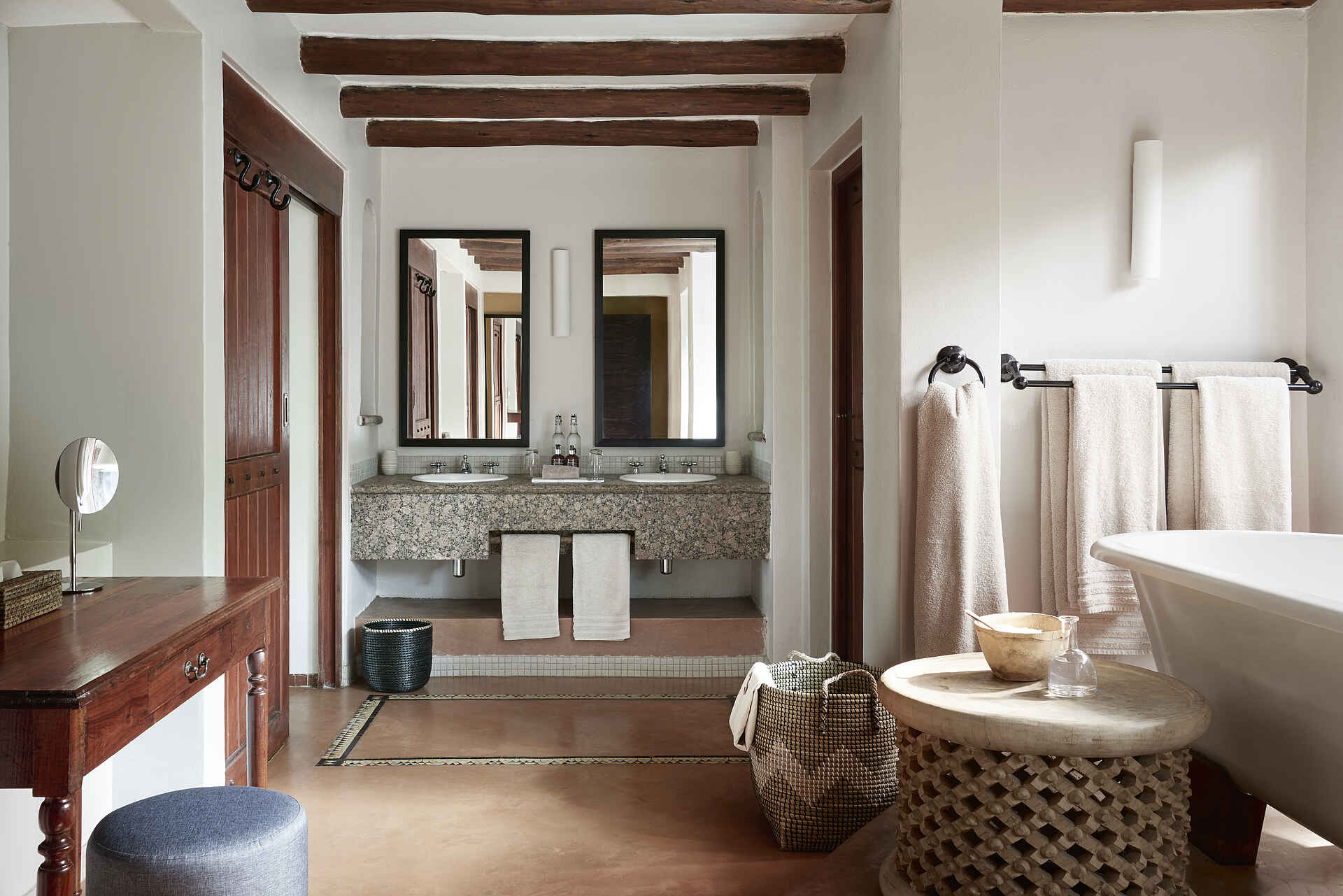 Badewanne, Handtücher, Handtuchständer, Hocker, Holzbalken, Kommode, Körbe, Seifen, Spiegel, Tisch, Afrikarma, Afrikarma Safaris, Afrikarma Safaris - Wildnis. Hautnah., Afrikarma.de, Sanctuary Chobe Chilwero