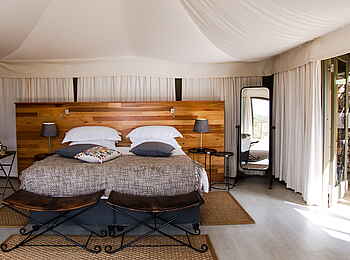 Simbavati Hilltop Lodge: Innenansicht des Gästezelts und Outdoordusche