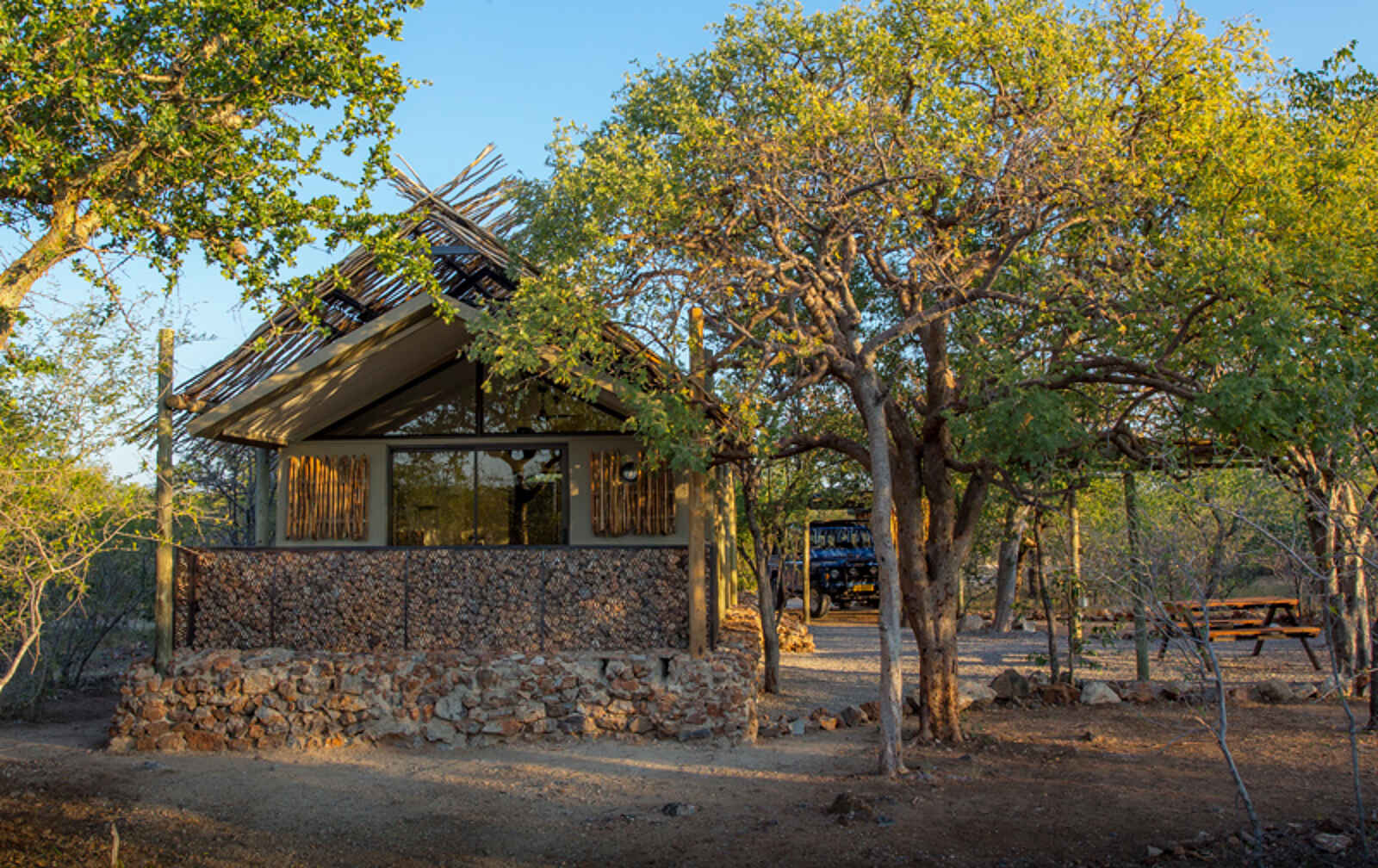 Taleni Etosha Village: Gästechalet mit Parkplatz Taleni Etosha Village: Gästechalet mit Parkplatz