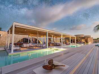 Time + Tide Miavana: Überdachter Frontbereich