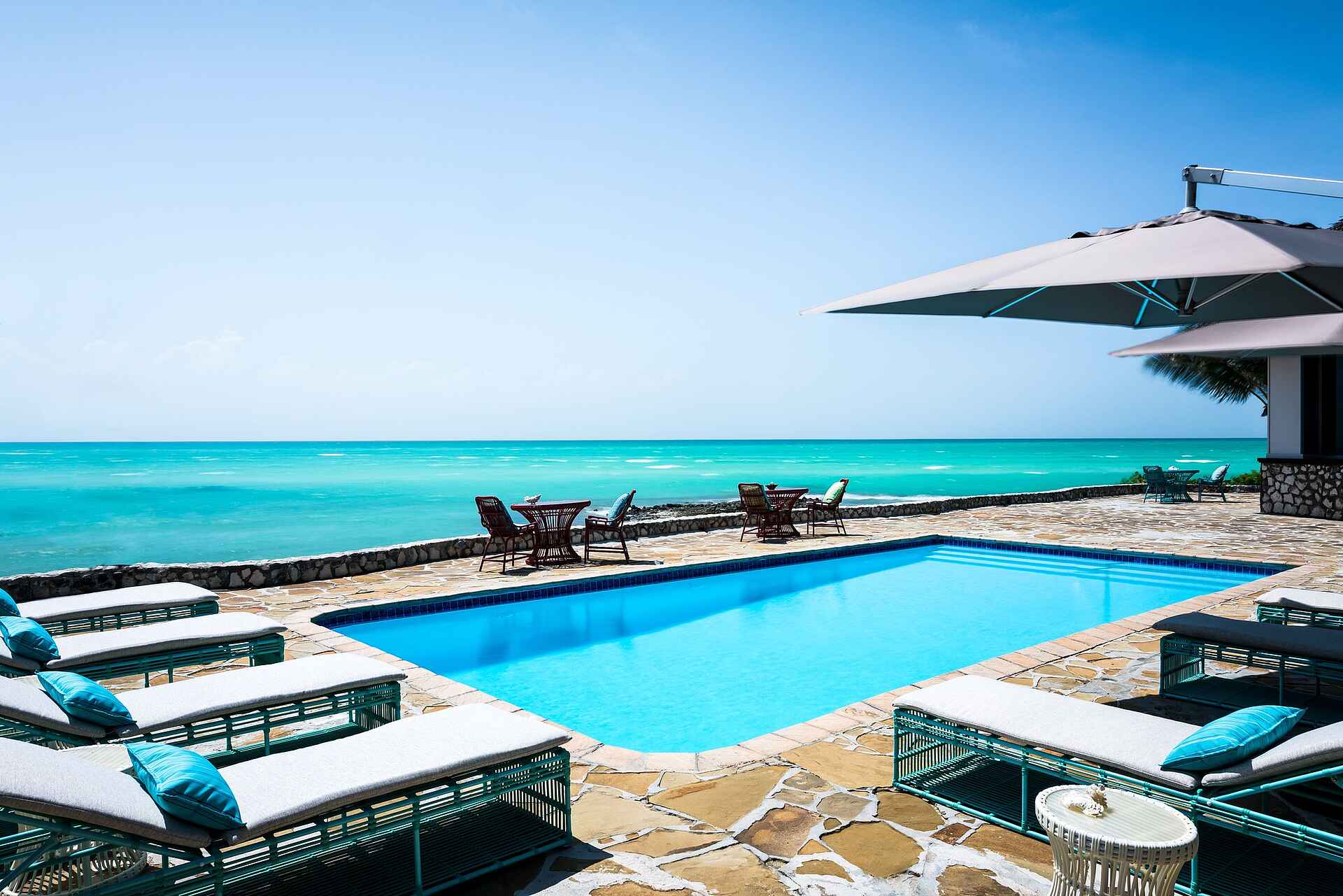 Anantara Medjumbe Island Resort, Medjumbe Island, Quirimbas-Archipel, Liegestuhl, Sonnenschirm, Swimming Pool, Afrikarma, Afrikarma Safaris, Afrikarma Safaris - Wildnis. Hautnah., Afrikarma.de