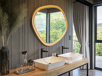 Bayethe Lodge: Das Badezimmer mit Doppelwaschbecken Bayethe Lodge: Das Badezimmer mit Doppelwaschbecken