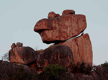 Big Cave Camp: Bizarre Gesteinsformationen