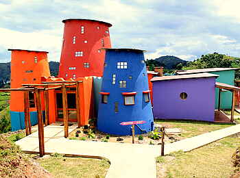 Chameleon Hills Lodge: Der architektonisch wie farblich extravagante Haupteingang in der Außenansicht