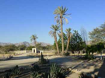 Fort Sesfontein: Der Blick aus der Anlage auf das Bergpanorama