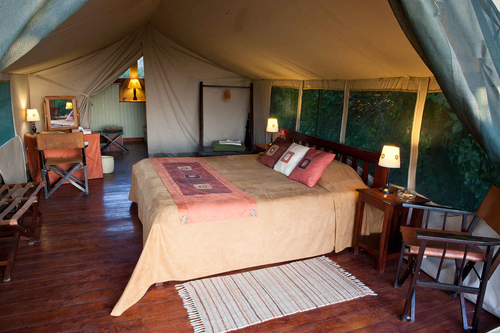 afrikarma, afrikarma Safaris, Afrikarma Safaris - Wildnis.Hautnah., afrikarma.de, Masai Mara, Ausstattung, Doppelbett, Einrichtung, Zelt