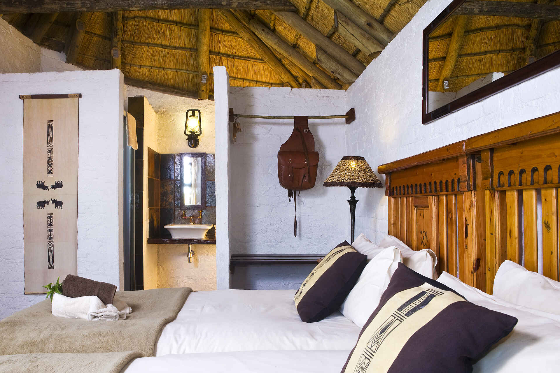 Grootberg Lodge: Doppelbett Grootberg Lodge, Doppelbett, Gästezimmer, Kissen, Journeys Namibia, afrikarma, afrikarma Safaris, afrikarma.de