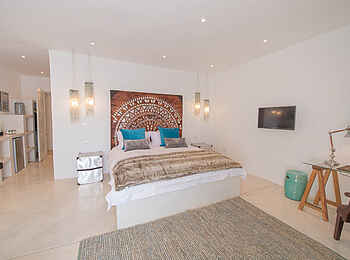 Latitude 15: Doppelbett und Schreibtisch Latitude 15: Doppelbett und Schreibtisch