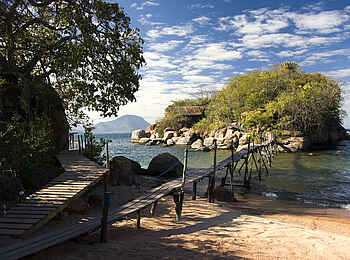 Mumbo Island Camp: Steg zur Insel mit den Gästezelten