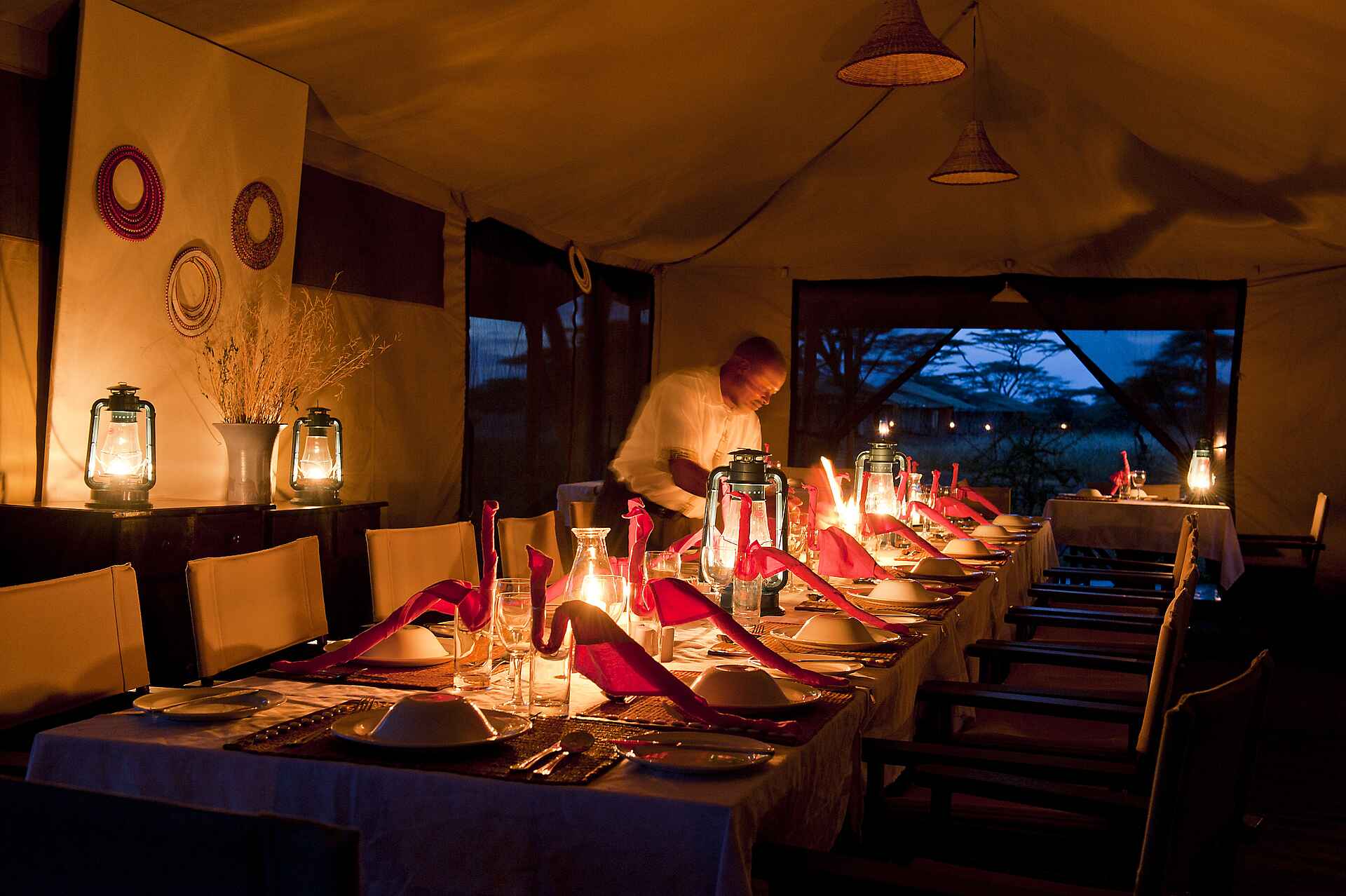 Ndutu Kati Kati Tented Camp: Gedeckter Tisch im Speisezelt ndutu kati kati tented camp, serengeti nationalpark, tanganyika wilderness camps, gedeckter tisch, innenansicht, speisezelt, afrikarma, afrikarma safaris, afrikarma safaris - wildnis. hautnah., afrikarma.de