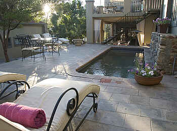 Olive Grove Guesthouse: Liegestühle am Pool