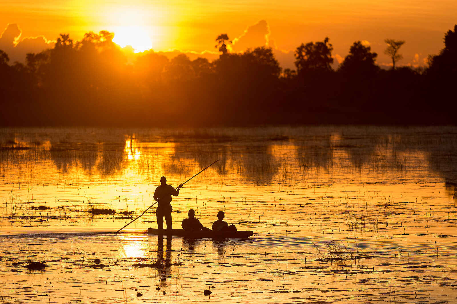 Pelo Camp: Sonnenuntergang über weiten Wasserflächen Pelo Camp: Sonnenuntergang über weiten Wasserflächen