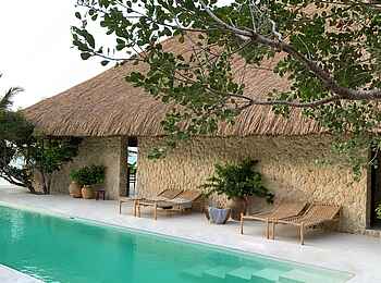 Sussurro: Liegen am Pool Sussurro: Liegen am Pool