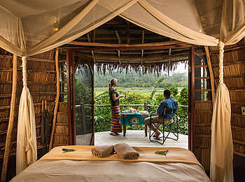 Lango Camp: Blick aus der Gästeunterkunft auf Veranda Lango Camp: Blick aus der Gästeunterkunft auf Veranda