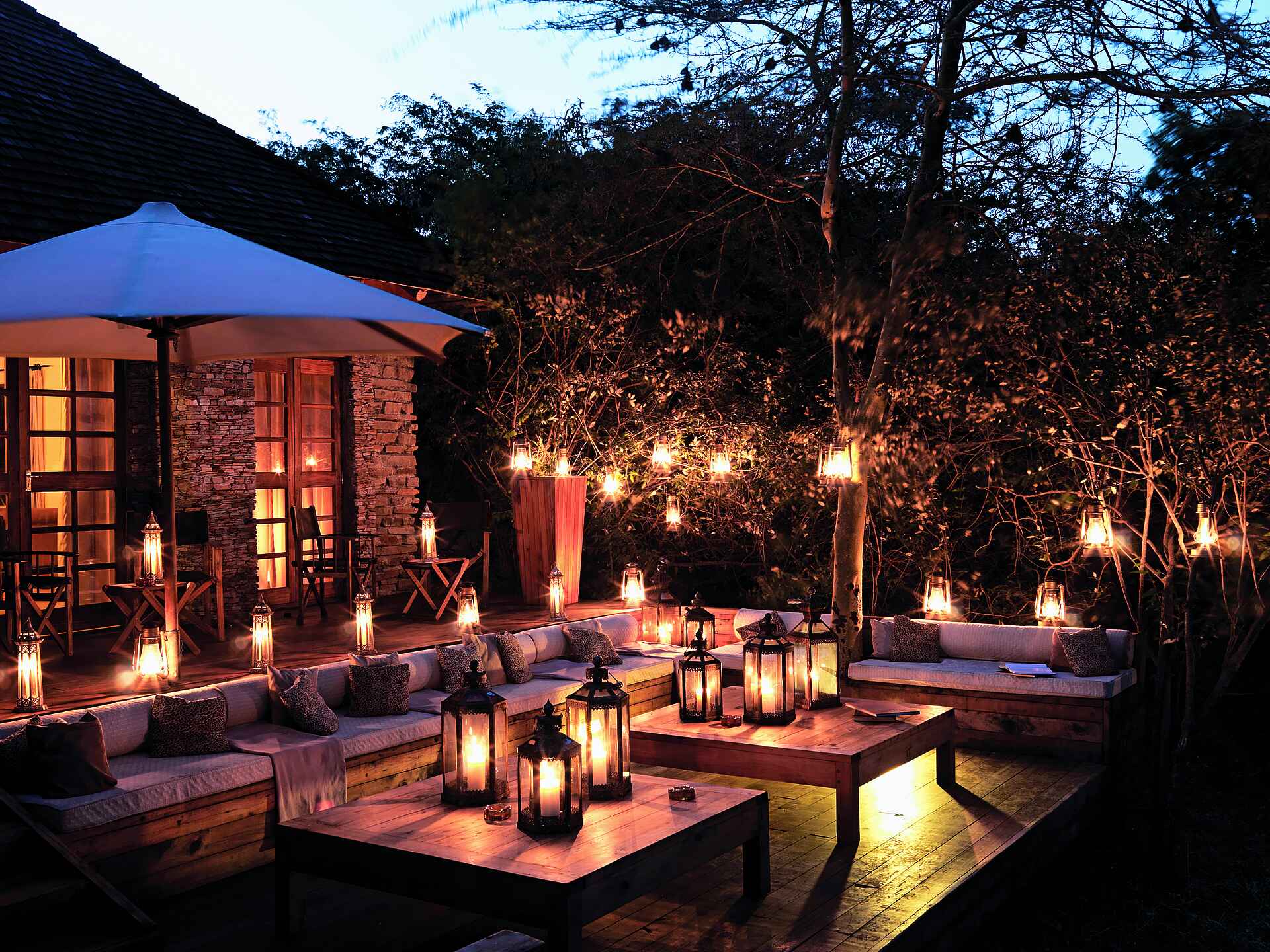 Kenia, Mara Bushtops, Mara Bushtops private Conservancy, Afrikarma Safaris – Wildnis. Hautnah., Anlage, Dunkelheit, Lodge, Sitzecke, Afrikarma, Afrikarma Safaris, afrikarma.de