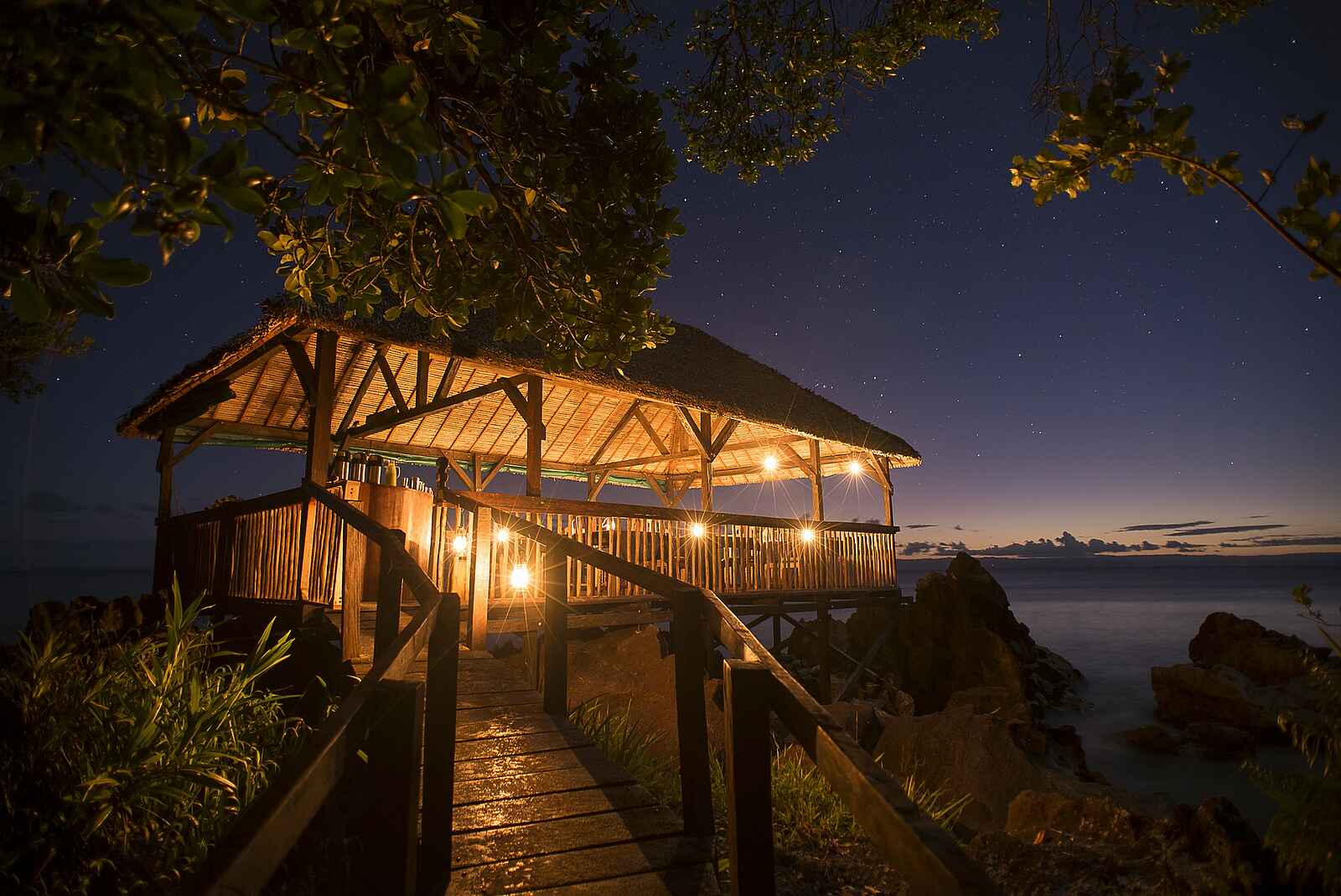 Masoala Forest Lodge: Hütte abends Masoala Forest Lodge: Hütte abends