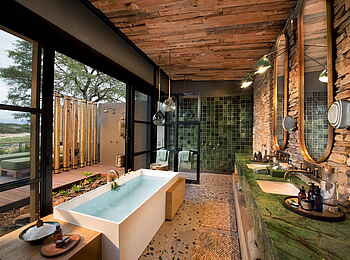 andBeyond Tengile River Lodge: Großzügiges Gästebad