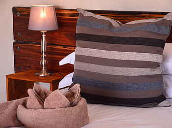 Chobe Elephant Camp: Kissen und Nachttischlampe Chobe Elephant Camp: Kissen und Nachttischlampe