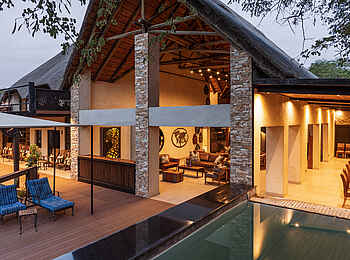 Chobe River Lodge: Blick auf den Gemeinschaftsbereich und Pool
