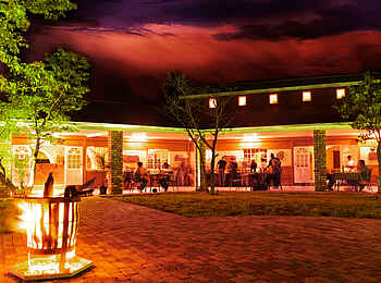 Damara Mopane Lodge: Anlage bei Nacht Damara Mopane Lodge: Anlage bei Nacht