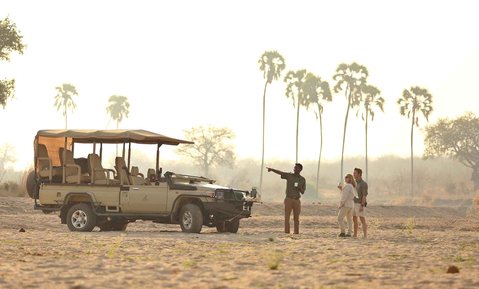 Ikuka Safari Camp: Ein Stopp während einer Safari Chloe Sheridan-Johnson, Ikuka Safari Camp, Mark Sheridan-Johnson, Ruaha National Park, Game Drive, Gäste, Geländewagen, Guide, Safari, Tour, Afrikarma, Afrikarma Safaris, Afrikarma Safaris – Wildnis. Hautnah., afrikarma.de