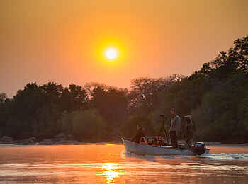 KaingU Safari Lodge: Sunset Cruise im Motorboot