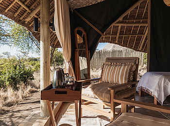 Lewa Safari Camp: Sitzecke mit Blick nach draußen