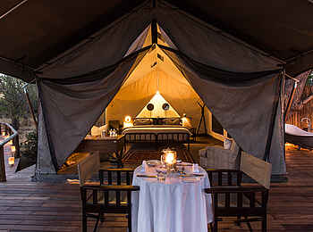 Little Machaba Camp: Großzügige Veranda eines Luxuszeltes mit freistehender Außenbadewanne