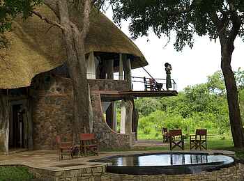 Luangwa Safari House: Balkon über der Terrasse Luangwa Safari House: Balkon über der Terrasse