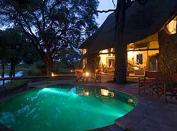 Luangwa Safari House: Beleuchteter Pool Luangwa Safari House: Beleuchteter Pool