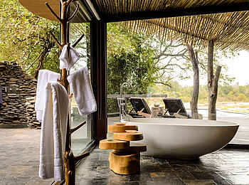 Singita Boulders Lodge: Badewanne und Außendusche