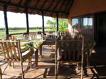 Wasa Lodge: Frühstück im halboffenen Speisesaal