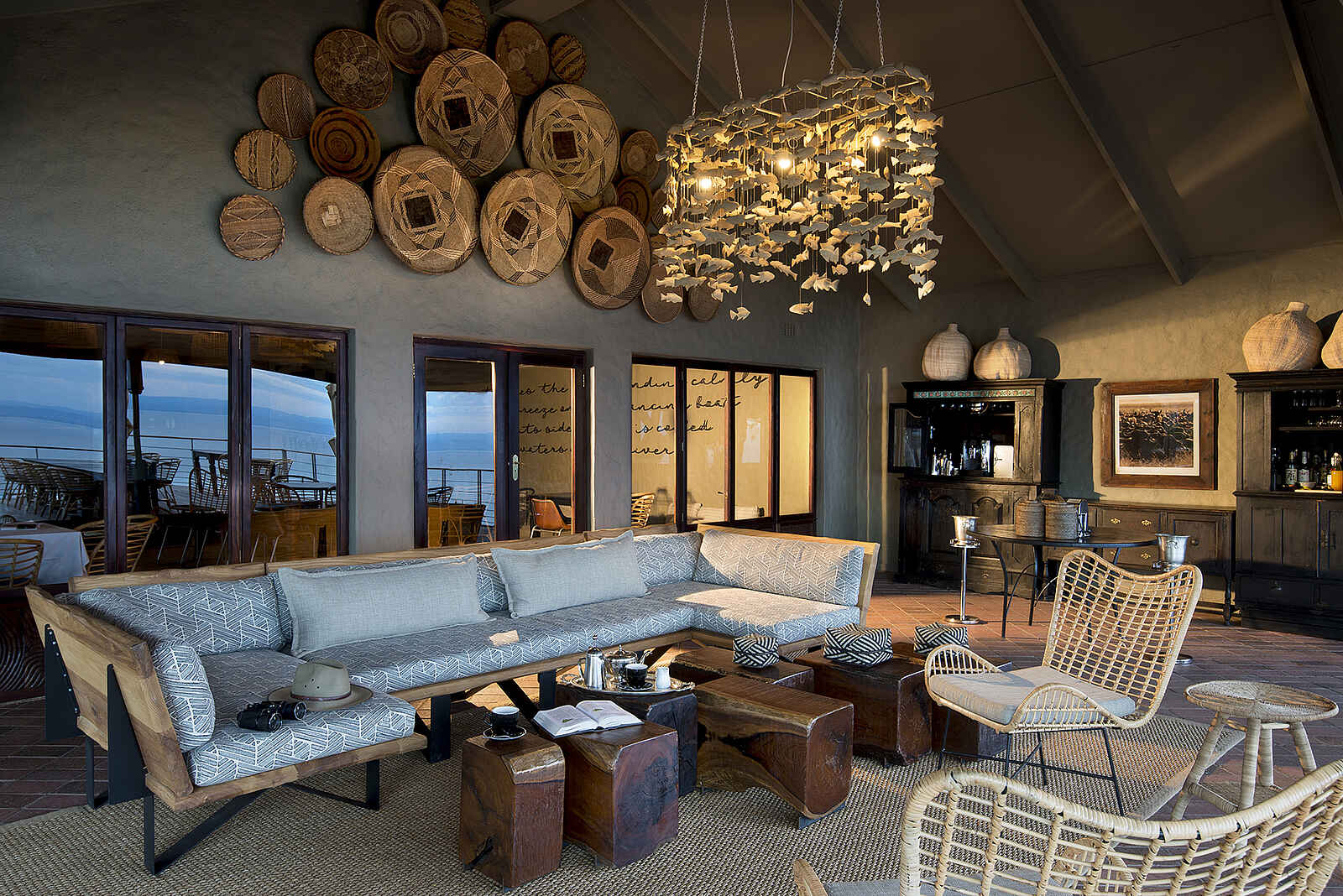 Bumi Hills Safari Lodge: Lounge mit Deko Bumi Hills Safari Lodge: Lounge mit Deko