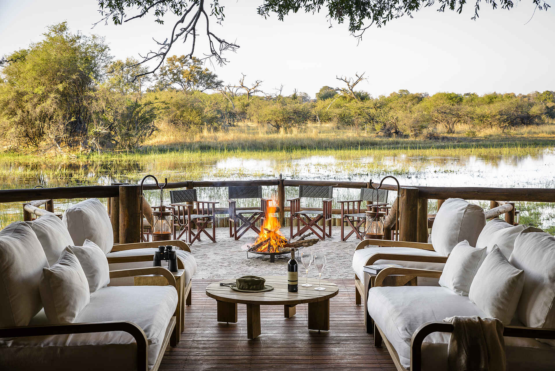 Sanctuary Retreats, Okavango Delta, Sanctuary Chief's Camp, Botswana, Africa, Afrikarma, Afrikarma Safaris, Afrikarma Safaris - Wildnis. Hautnah., Afrikarma.de, Feuerstelle, Lagune, Terrasse, Camp, Busch