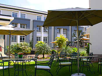 Eka Hotel: Gartenanlage mit Gartenmöbeln und Schirmen