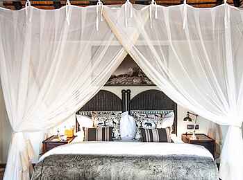 Jock Safari Lodge – Main Lodge: Bett mit Moskitonetz