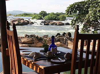 Lemala Wildwaters Lodge: Lunchtisch mit Blick auf Fluss Lemala Wildwaters Lodge: Lunchtisch mit Blick auf Fluss